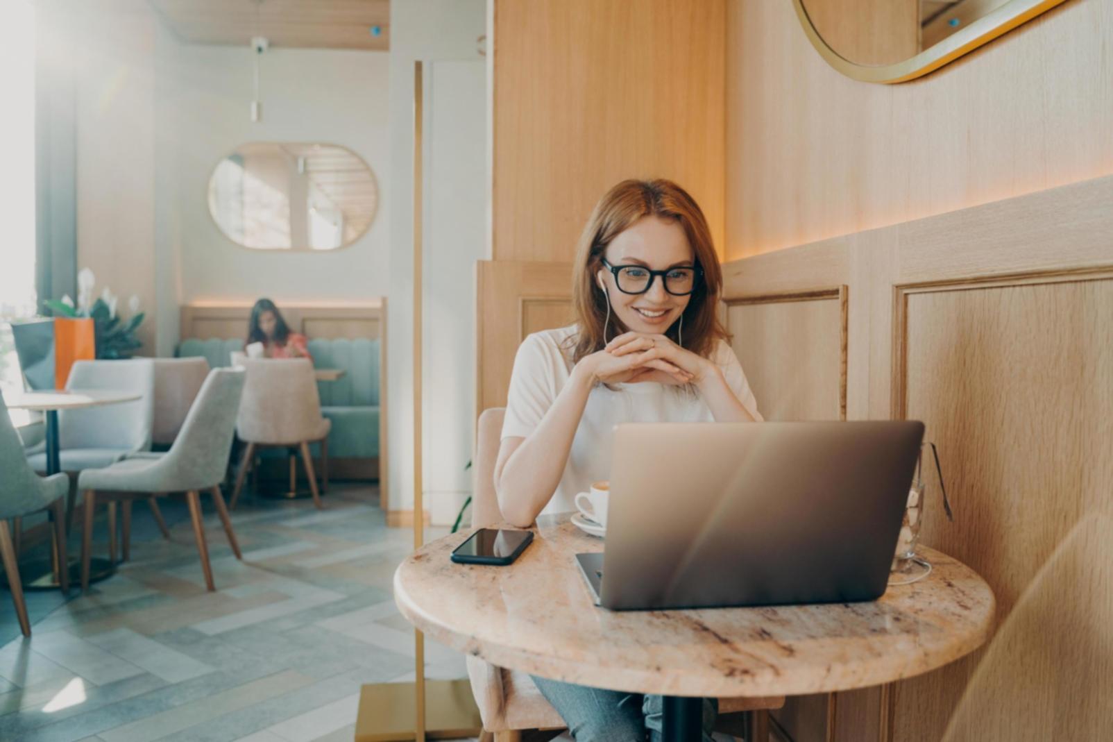 Bureau d'analyse financière avec graphiques et rapports