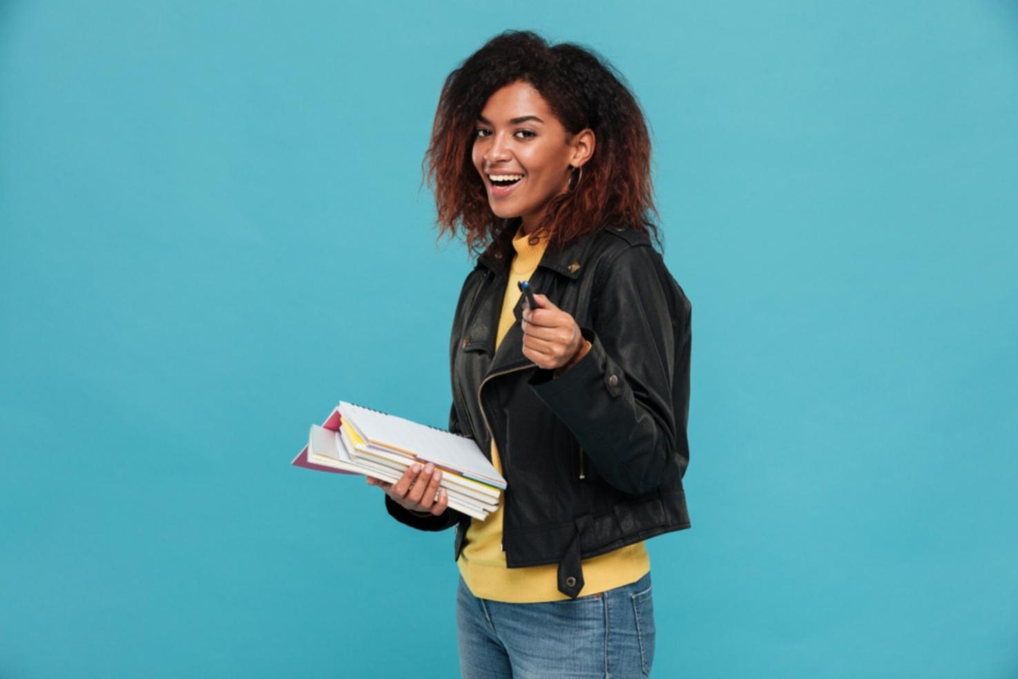 Analyse financière en cours avec documents et calculatrice